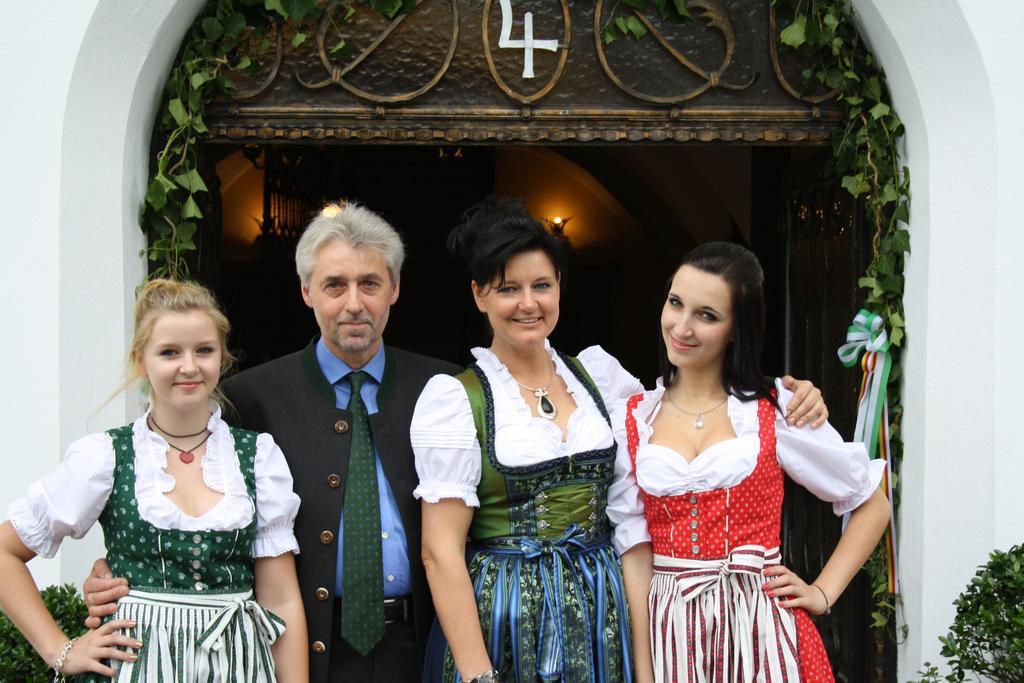 Gasthof Zur Schmiede แบร์ก อิม เดราทาล ภายนอก รูปภาพ