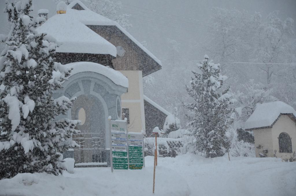 Gasthof Zur Schmiede แบร์ก อิม เดราทาล ภายนอก รูปภาพ