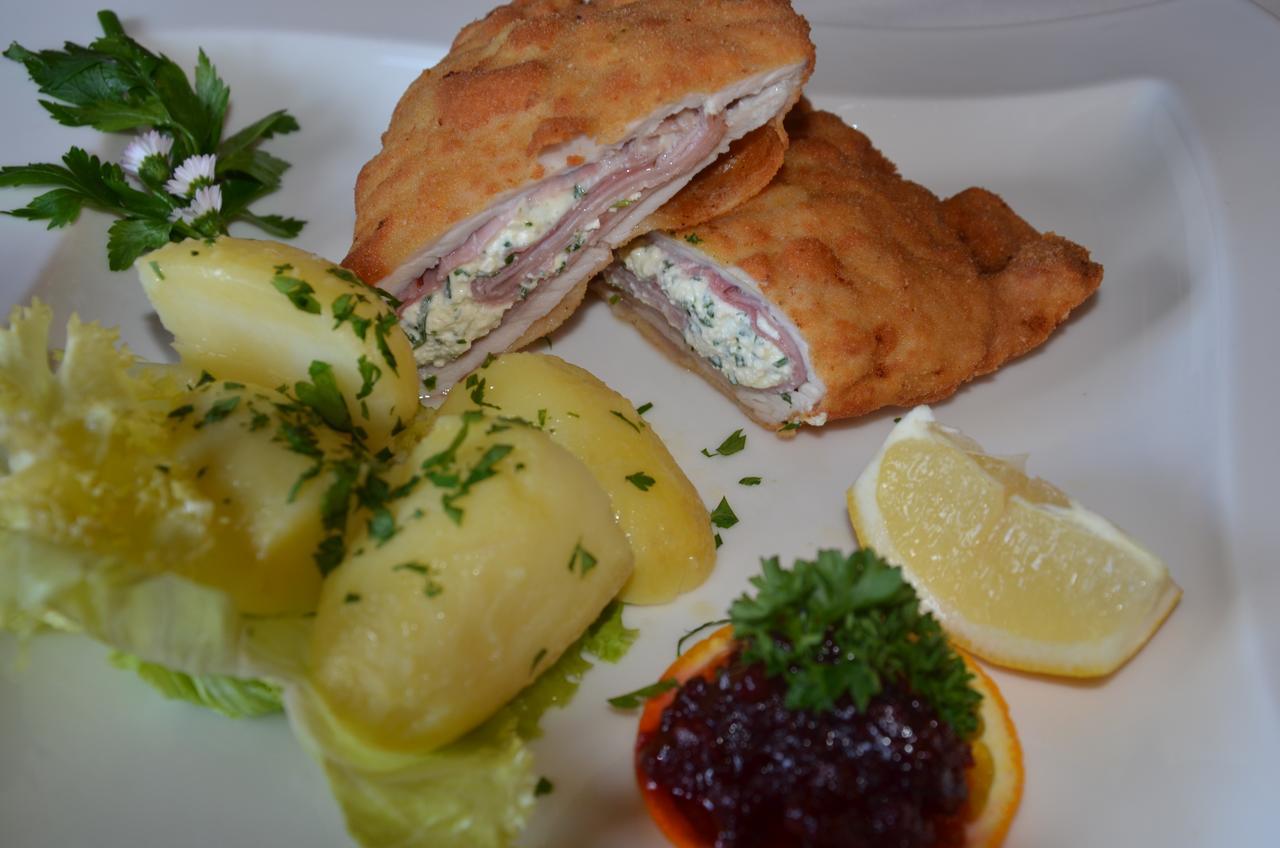 Gasthof Zur Schmiede แบร์ก อิม เดราทาล ภายนอก รูปภาพ