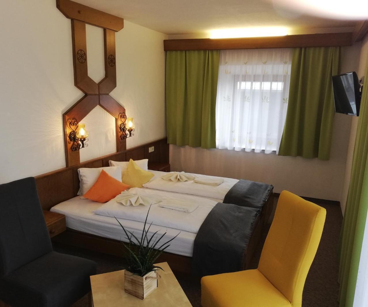 Gasthof Zur Schmiede แบร์ก อิม เดราทาล ภายนอก รูปภาพ